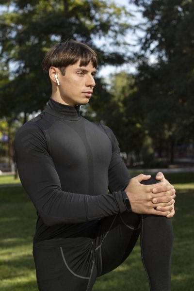 wai-mian-chuan-zhe-yun-dong-fu-zhuang-he-er-ji-de-nan-ren